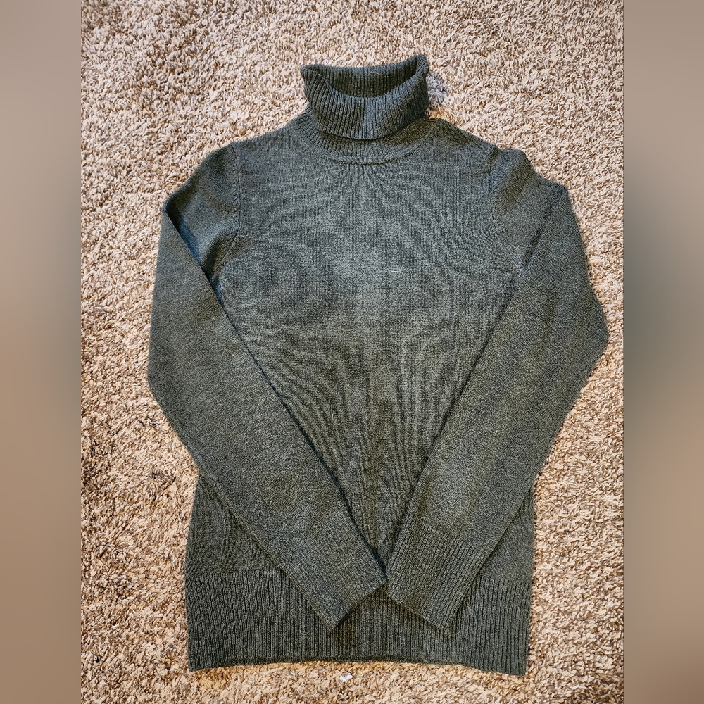 Forest green turtle neck sweater